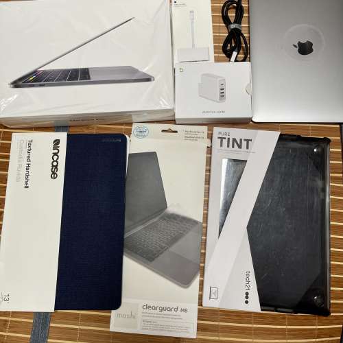 99.9%新Apple MacBook Pro 13吋2018 (i5, 8GB+256GB SSD) 太空灰