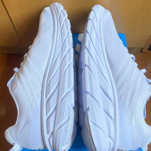 Hoka One One Clifton 6 US10 (not Clifton 8 7 bondi)