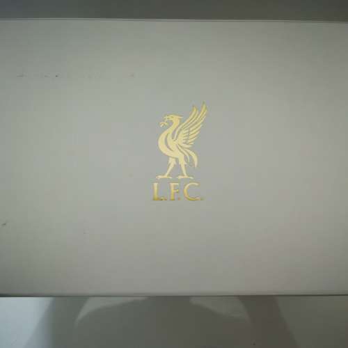 2019/20賽季英超冠軍利物浦主場簽名球衣，有等待左30年既冠軍一隊球員及領隊高普簽名