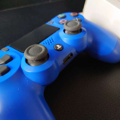 Sony PS4 Dualshock 4 gen 2 controller + Xperia mount.