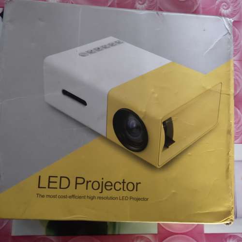 99% 迷你版 led projector, 全套有盒齊配件,有搖控。