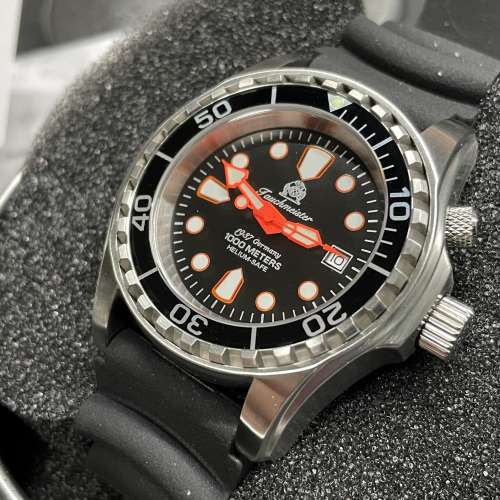 Tauchmeister 1000m 德國潛水大師腕錶 - T0283 (三紅針有耳)