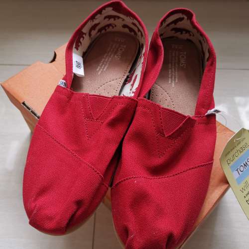 (100% new) TOMS Men classic shoes Red Canvas Size 9.5 (Columbia North Face)