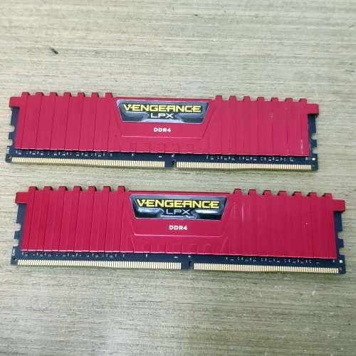 Corsair Vengeance LPX DDR4 2400MHz 8GBx2 (1.35v可以穩行3200MHz CL16)