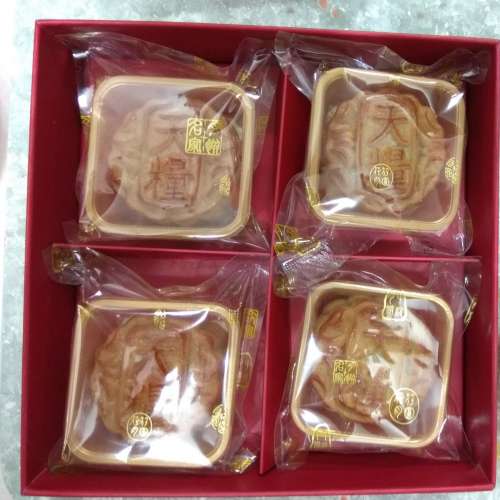 香港製造 迷你低糖蛋黃白蓮蓉月餅禮盒 現貨