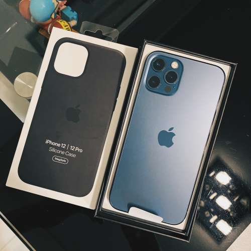 95% new iPhone 12 Pro 256GB Pacific Blue 跟Silicone Case