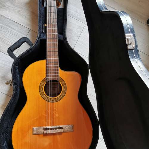 Takamine GC3CE with hard case