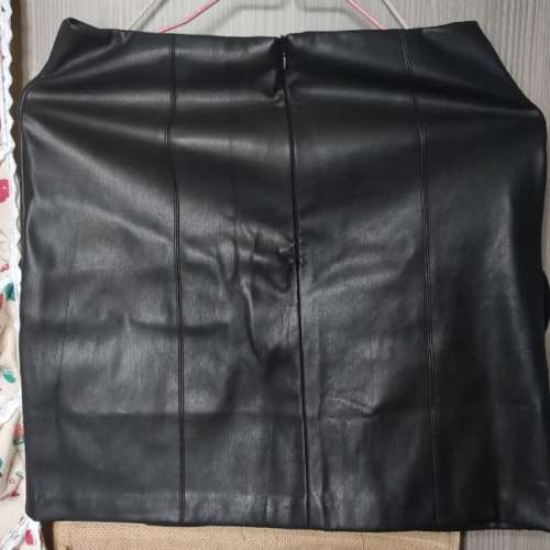 &rdquo;&rdquo;全新&rdquo;&rdquo;女裝Blues Heroes牛仔短裙//Pull&Bear真皮半截裙//各$200