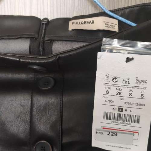 &rdquo;&rdquo;全新&rdquo;&rdquo;女裝Blues Heroes牛仔短裙//Pull&Bear真皮半截裙//各$200