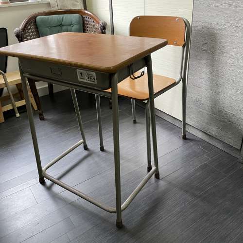日本制課室用書枱椅一套