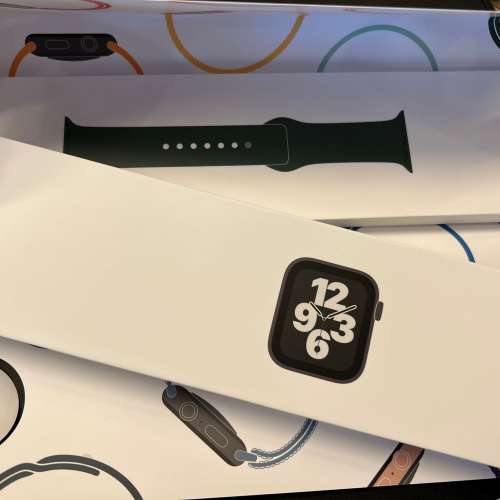 100%New 全新未開 Apple Watch SE 40mm 太空灰鋁金屬錶殼 + 綠色運動錶帶