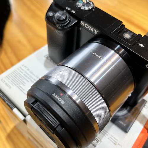 Sony A6000 body 連 E-mount 3.5/30 MACRO lens