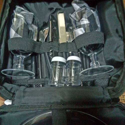 野餐套裝 ，有齊碟，杯，刀，叉，匙羹，罐頭刀，牛油刀，鹽同胡椒瓶，冰袋位置，側...