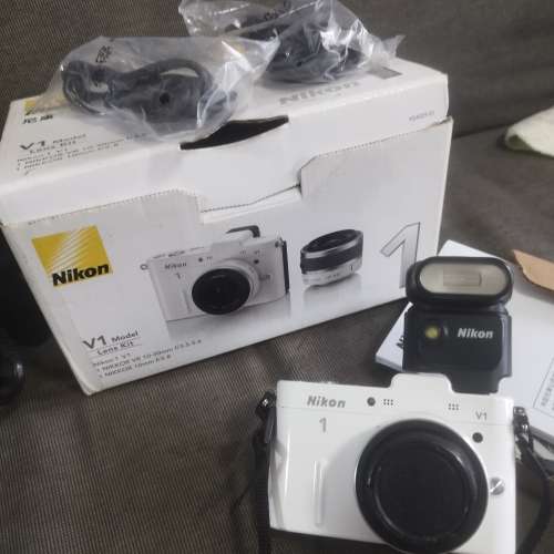 Nikon v1有三支鏡及閃燈