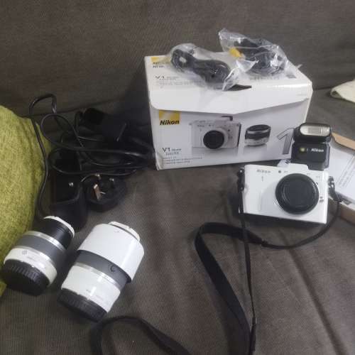 Nikon v1有三支鏡及閃燈