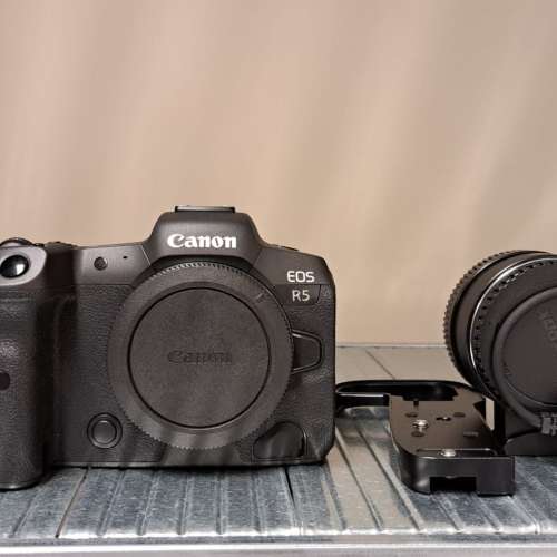 Canon R5 and accessory