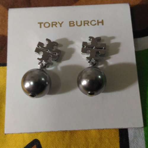 Tory Burch Crystal-Pearl Logo Drop Earrings (銀色)