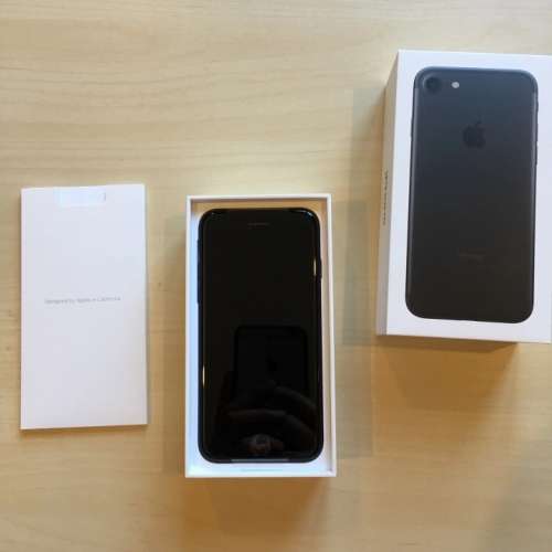 港行 iPhone 7 128G black  ，電池100 ％健康，可使用一天，有盒跟充電器一套！