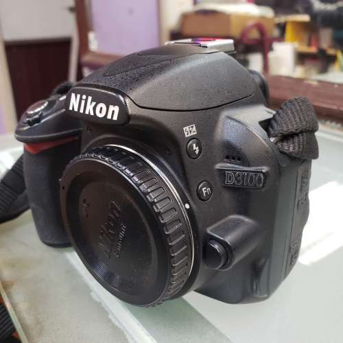 Nikon D3100 單鏡反光相機 Body 連原装電池和充電器一套，屯門自取。