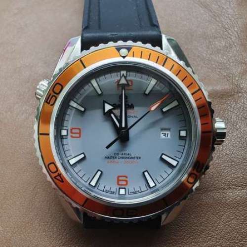Omega Sea Master Planet Ocean 600 橙圈灰面黑針日本8200機芯快拆膠帶潛水玩具手錶。