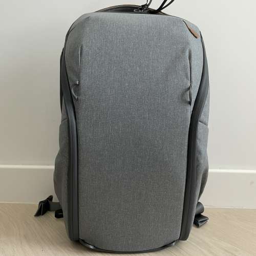 99% new Peak Design Everyday Backpack Zip 20L Ash