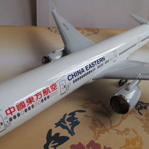 Boeing 777-300ER 1:200 中國東方航空模型