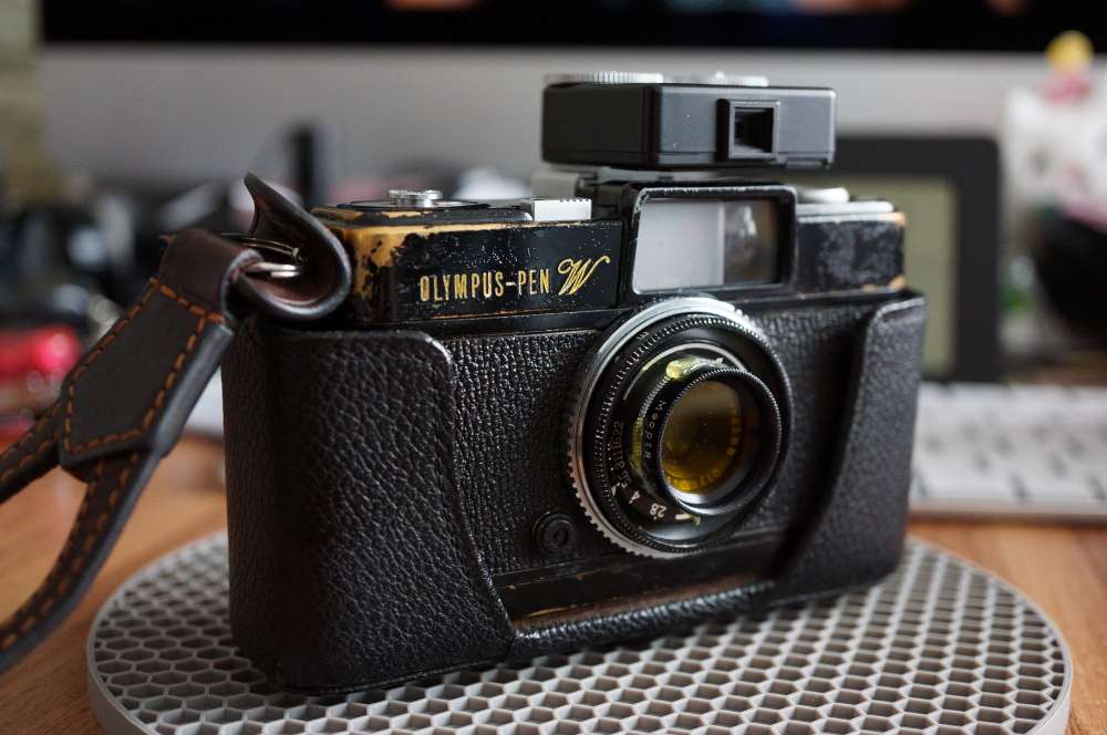 OLYMPUS-PEN W half frame film camera not nikon canon sony leica