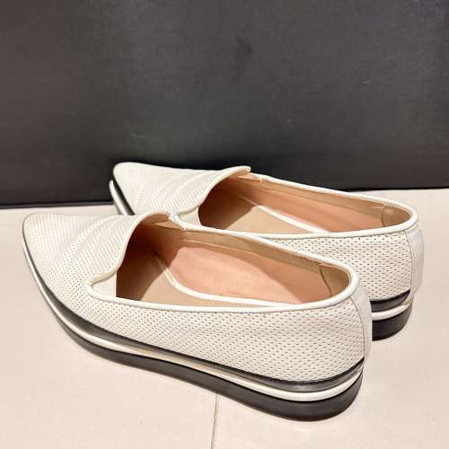 Charles & Keith 白色休閒平底鞋