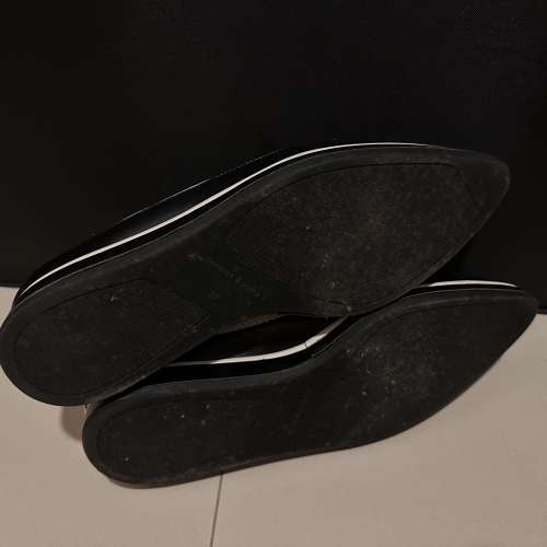 Charles & Keith 白色休閒平底鞋