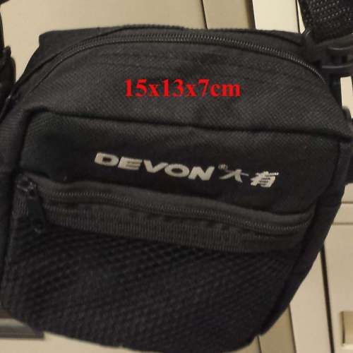 各式小包二個，+男裝腰包，側背包一個。20x10x5cm, 22x9cm, 15x13x7cm