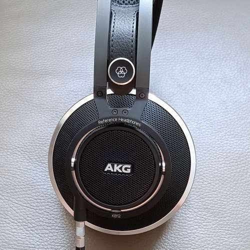 AKG K812