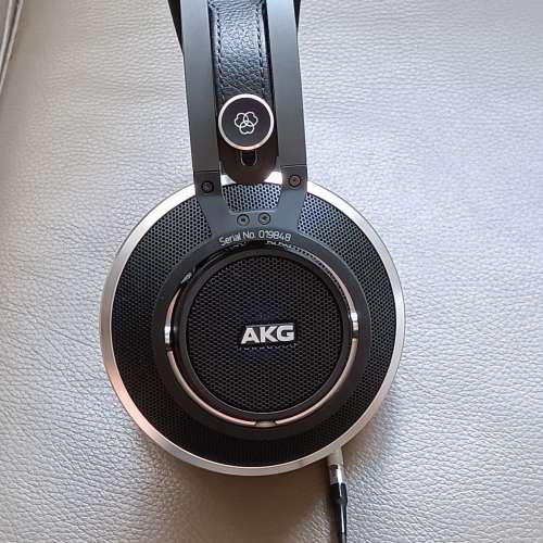 AKG K812