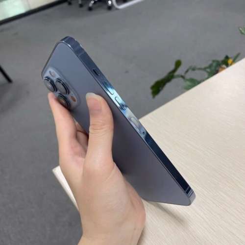 港版 Apple iPhone 13 Pro Max 128G 天峰藍色6.7寸大螢幕，功能全部正常運作，已貼...