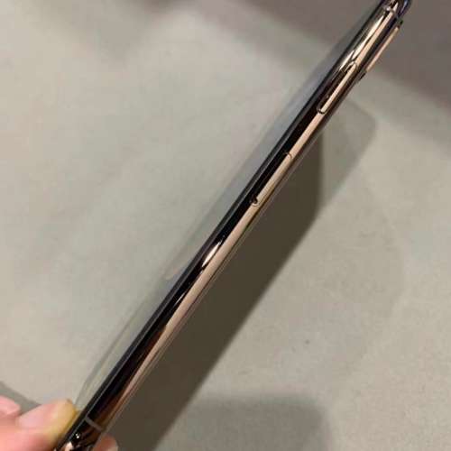 Apple iPhone XS Max 256g ，6.5 寸大螢幕，電池效能100 %，功能全部正常運作，已貼...