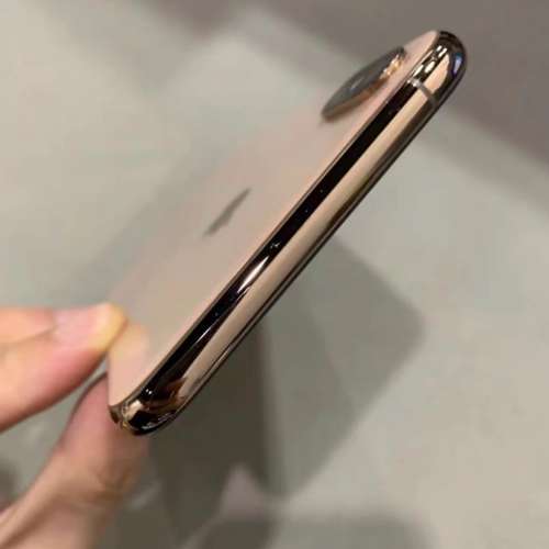 Apple iPhone XS Max 256g ，6.5 寸大螢幕，電池效能100 %，功能全部正常運作，已貼...