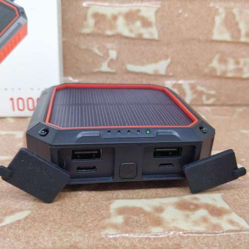 太陽能移動電源/Power Bank 10000mAh. 配備4種不同USB充電綫。可當普通充電寶使用