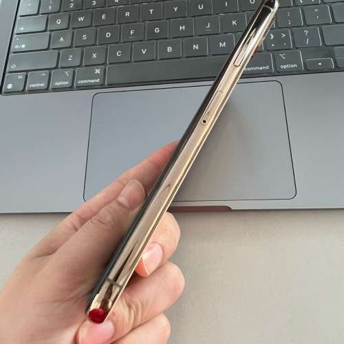 Apple iPhone XS Max 256g ，6.5 寸大螢幕，電池效能100 %，功能全部正常運作，已貼...