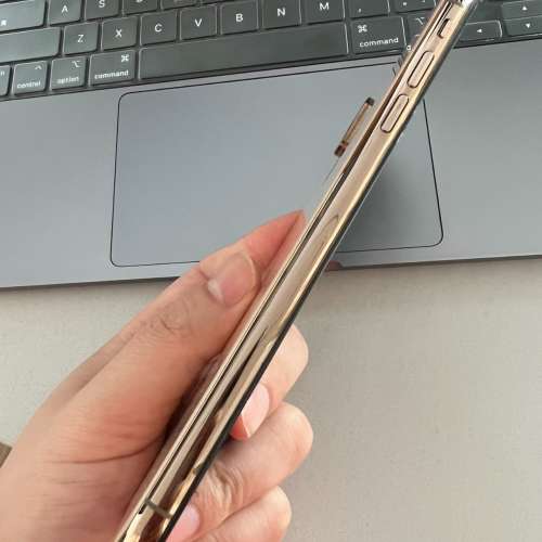 Apple iPhone XS Max 256g ，6.5 寸大螢幕，電池效能100 %，功能全部正常運作，已貼...