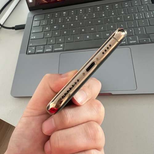 Apple iPhone XS Max 256g ，6.5 寸大螢幕，電池效能100 %，功能全部正常運作，已貼...