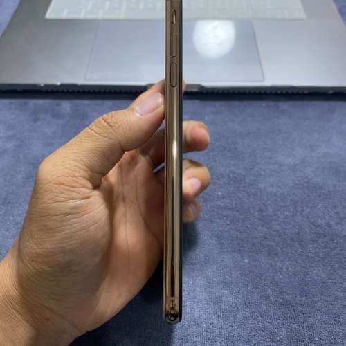 iPhone XS Max 256g gold  ，電池效能100 %健康，電可用一日，已貼全新玻璃鋼化貼及...