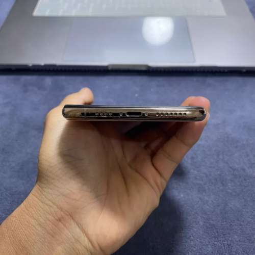 iPhone XS Max 256g gold  ，電池效能100 %健康，電可用一日，已貼全新玻璃鋼化貼及...