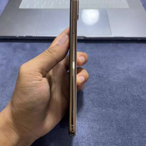 iPhone XS Max 256g gold  ，電池效能100 %健康，電可用一日，已貼全新玻璃鋼化貼及...