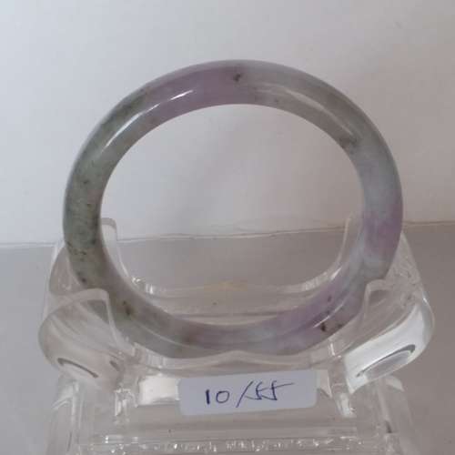 翡翠A玉手鈪，10/55mm內徑， 圓滑好水頭， 飄紫色調， 因有不太顯眼裂紋 減價出售...