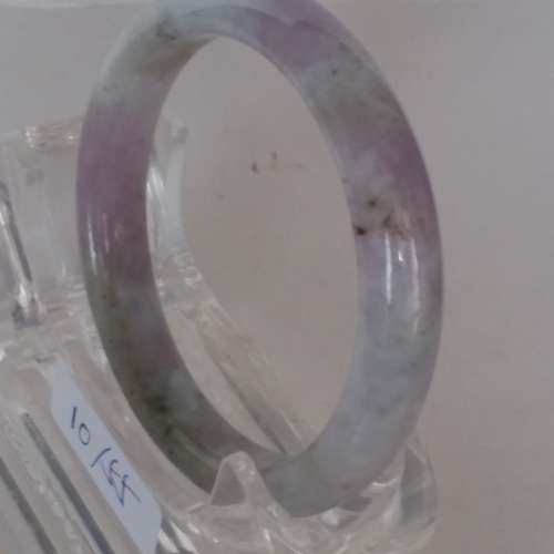 翡翠A玉手鈪，10/55mm內徑， 圓滑好水頭， 飄紫色調， 因有不太顯眼裂紋 減價出售...