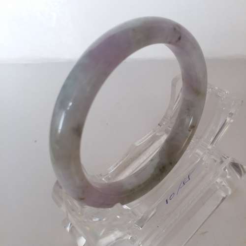 翡翠A玉手鈪，10/55mm內徑， 圓滑好水頭， 飄紫色調， 因有不太顯眼裂紋 減價出售...