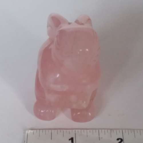 粉晶 兔擺件高約 2.5吋， 有天然石紋，no.C3.10.23