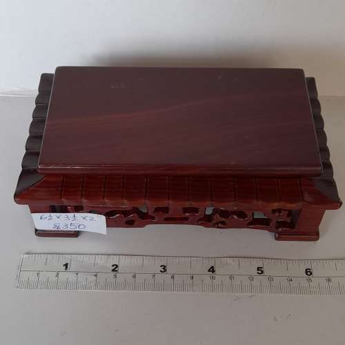 清貨價售。名貴紅檀木精雕木座，一個如照片顯示八折，全部三個照價五折。no.4.10.23