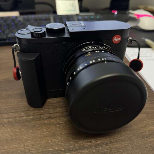 99% New Leica Q2 有盒 ,  跟大量配件 , 一機兩電