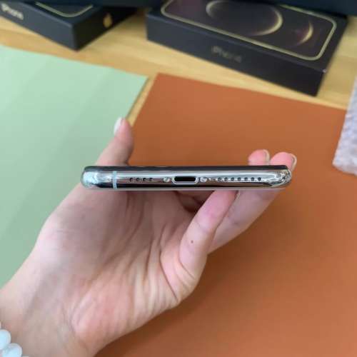 Apple iPhone 11 Pro Max 256G 6.7寸大螢幕，電池效能100 %，功能全部正常運作，已...