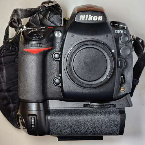 Nikon D700 body + 副廠直倒